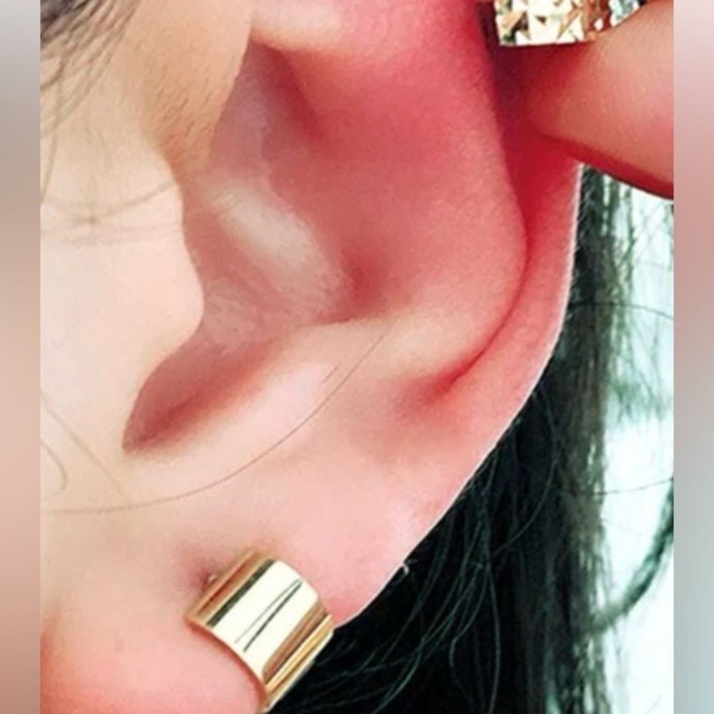 Wide hoop gold toned Cartilage earring.